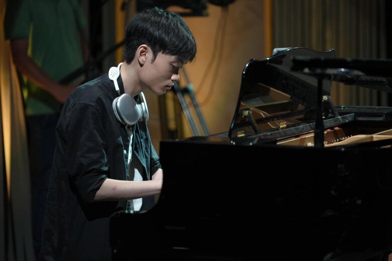 Gia Hiển đánh bản nhạc khiến mẹ xúc động rơi lệ.