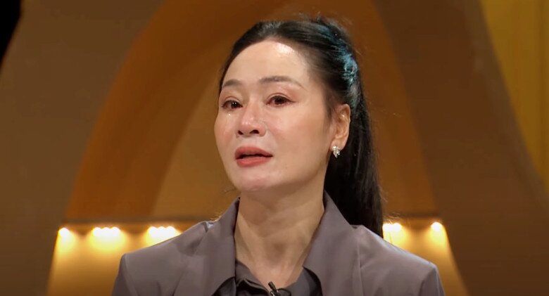 Quách Thu Phương rơi nước mắt trên sóng truyền hình khi nhắc về gia đình.