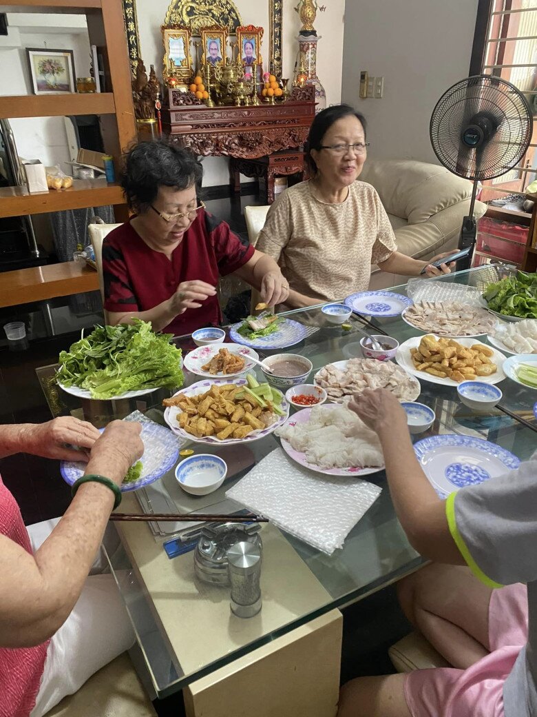 Đầu bếp của mẹ Hoài Linh đã làm cho gia đình món bún đậu mắm tôm. Đồ ăn được bày biện ra rất chỉn chu, nào thịt luộc, đậu rán, bún, rau sống, mắm tôm...