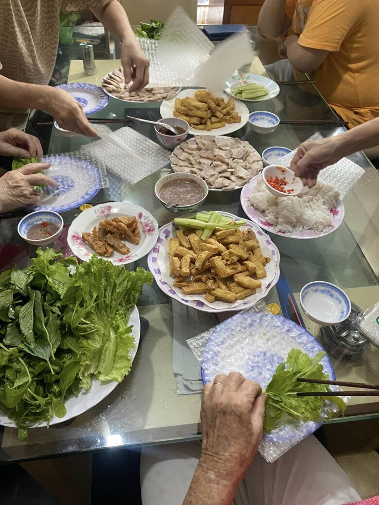 Thế nhưng mẹ của nam danh hài và người nhà không ăn theo kiểu miền Bắc mà cuốn bánh tráng đúng chất Quảng Nôm làm Dương Triệu Vũ bật cười.