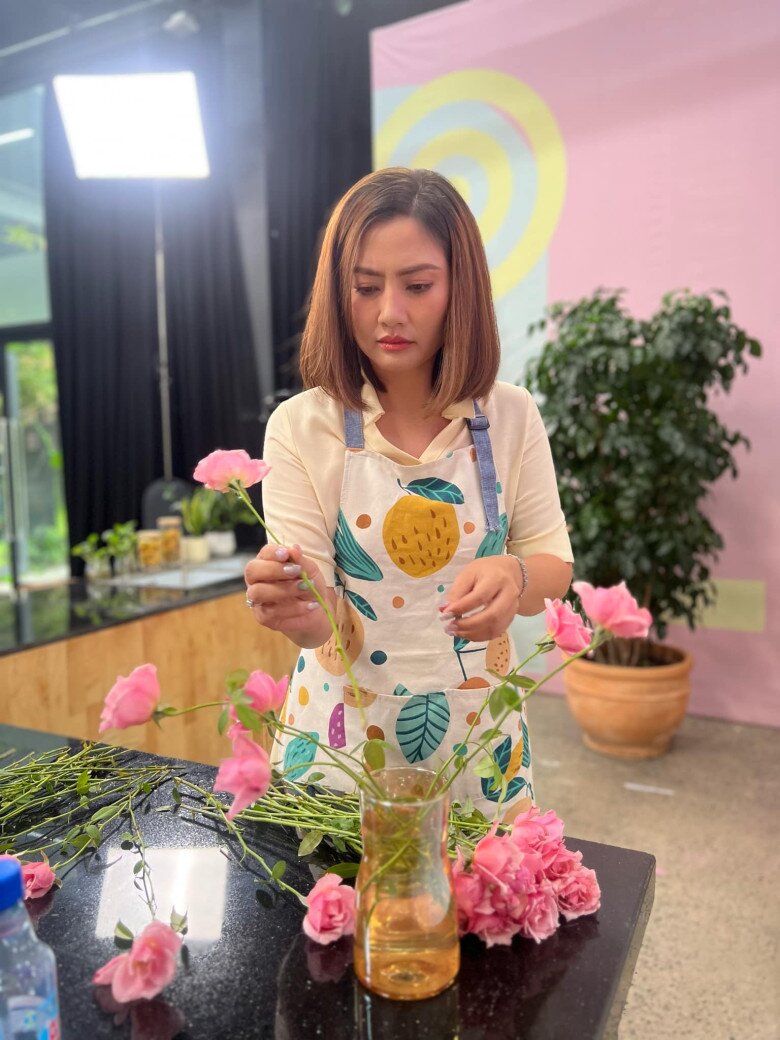 img srchttps://cdn.eva.vn/upload/3-2024/images/lanct1/ngoc-lan-ghien-cam-hoa-trong-co-ngoi-xinh-hau-thong-bao-giai-nghe-nua-dem-van-chot-don-khung-tien-bi-_6_3_n---copy-1726312877-298-width780height1040.jpg /