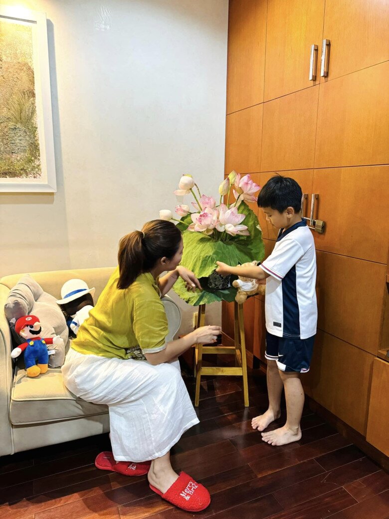 Nữ diễn viên rất chịu khó cắm hoa, từ những bình hoa sen tươi tắn đến những cánh hoa thiên điểu, lan vàng tinh tế, tạo nên một góc nhà đầy thơ mộng.