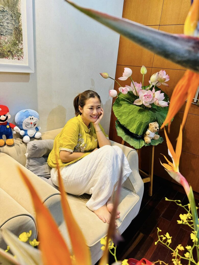 Có thể thấy, phòng khách được bố trí chiếc sofa màu kem êm ái, xung quanh trang trí rất dễ thương với các món đồ chơi như Mario và Doraemon, còn có cả một kệ để các mô hình nhỏ, làm cho căn phòng không chỉ đáng yêu mà còn mang lại cảm giác ấm cúng.