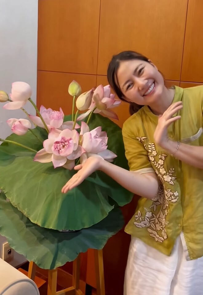 Nữ diễn viên 8x hài hước tiết lộ: Mình nhiều thời gian lắm nên mình sinh tật với bông với hoa, cắm xong bình bông mình được ông chủ thưởng chơi.