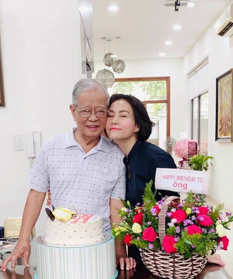 Hóa ra bố ruột Thu Minh cũng rất yêu ca hát.