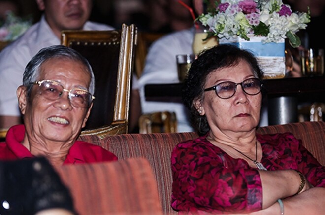 Bố mẹ Thu Minh trong đêm nhạc của con gái, khi ấy nữ ca sĩ đã bật khóc nói lời xin lỗi phụ huynh.