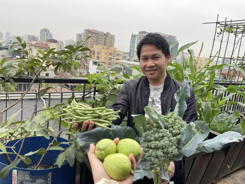 Trọng Tấn ráo riết thu hoạch sớm bưởi trên sân thượng biệt thự ở Hà Nội để tránh bão Yagi - 11