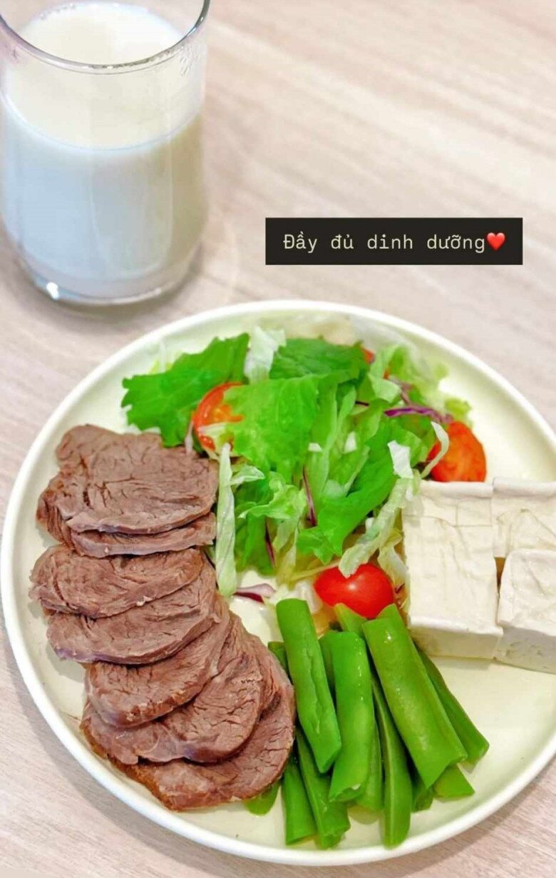 Một bữa ăn rất healthy lại đầy màu sắc của Mai Ngọc với thịt bò, rau xanh, cà chua bi và đậu phụ, kết hợp cùng ly sữa, cung cấp đủ protein và vitamin cho cơ thể.