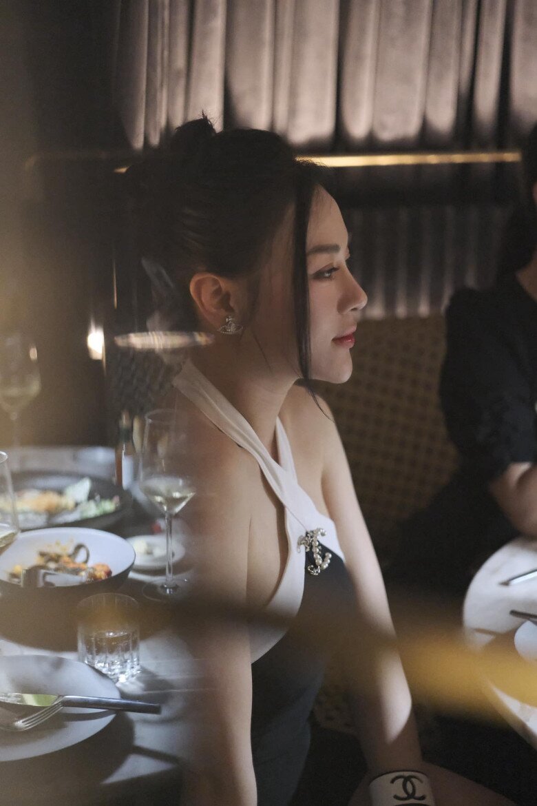 Bà mẹ bỉm sữa vui vẻ sau sinh và được khen ngợi ngày càng đẹp mướt mắt.