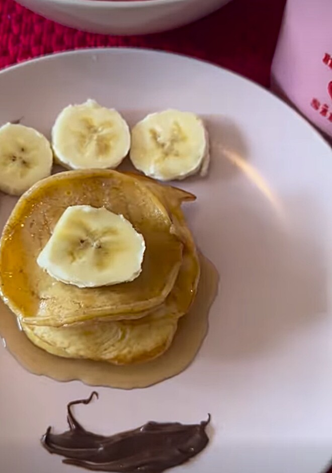 Chưa hết, hôm sau cô nàng tiếp tục trổ tài làm pancake chuối. Mạc Anh Thư cho hay: Hôm qua thì bánh mì, nay lại làm pancake, trộm vía em bé lớn thiệt rồi.