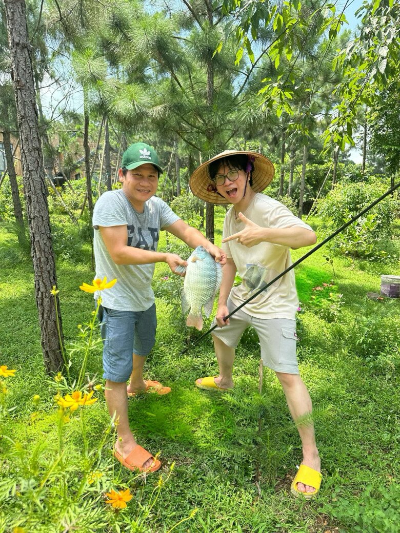 Mới đây, Trọng Tấn chia sẻ hình ảnh thành quả câu cá cùng con trai, hai cha con thể hiện niềm vui giản dị. Loạt ảnh nhận được hàng nghìn lượt yêu thích của khán giả.