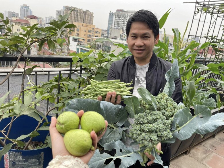 Gia đình Trọng Tấn thường thu hoạch rau củ từ khu vườn này để sử dụng trong bữa ăn hàng ngày. Anh còn trồng hoa hồng để ướp trà.