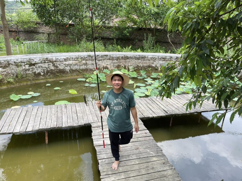 Nhiều lần, nam ca sĩ khoe phút giây câu cá, tận hưởng những khoảnh khắc yên bình giữa thiên nhiên. Đối với anh, câu cá không chỉ là một sở thích mà còn là cách để giải tỏa căng thẳng.