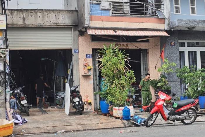 Công an sau đó lập hồ sơ, lấy lời khai làm rõ nguyên nhân vụ cháy. Ảnh: HT