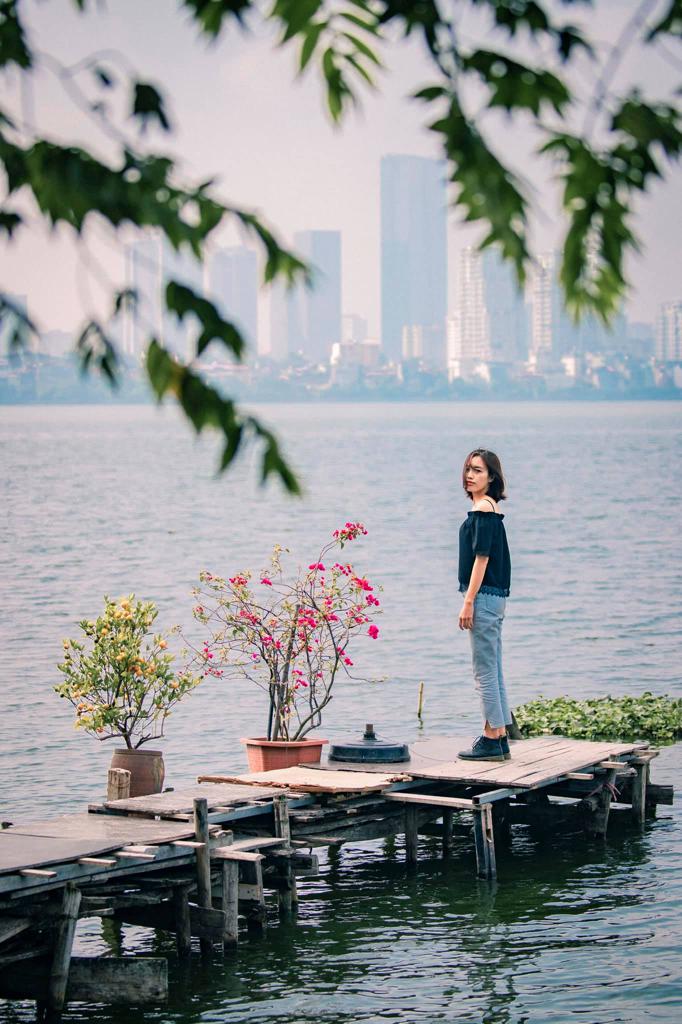 Quán có cây cầu gỗ 5m sẽ dẫn bạn ra thẳng Hồ Tây để ngắm cảnh.