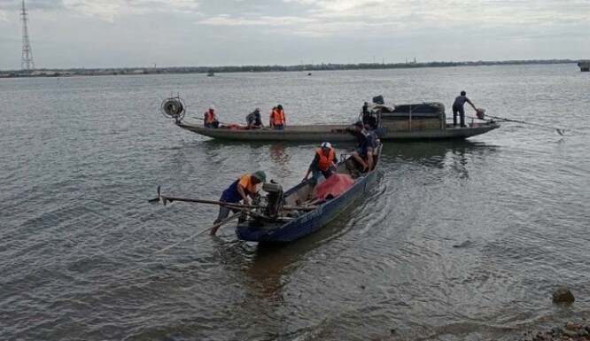 Lực lượng chức năng tổ chức tìm kiếm người nhảy cầu.