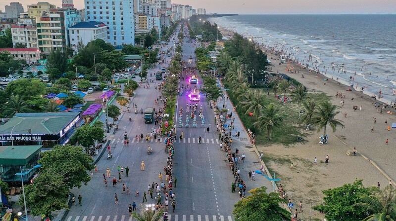 TP Sầm Sơn (Thanh Hóa) với diện tích tự nhiên khoảng 44,94 km2, là thành phố có diện tích nhỏ nhất Việt Nam hiện nay. Tính đến năm 2022, thành phố có tổng dân số khoảng 129.801 người và mật độ dân số đạt 2.888 người/km².