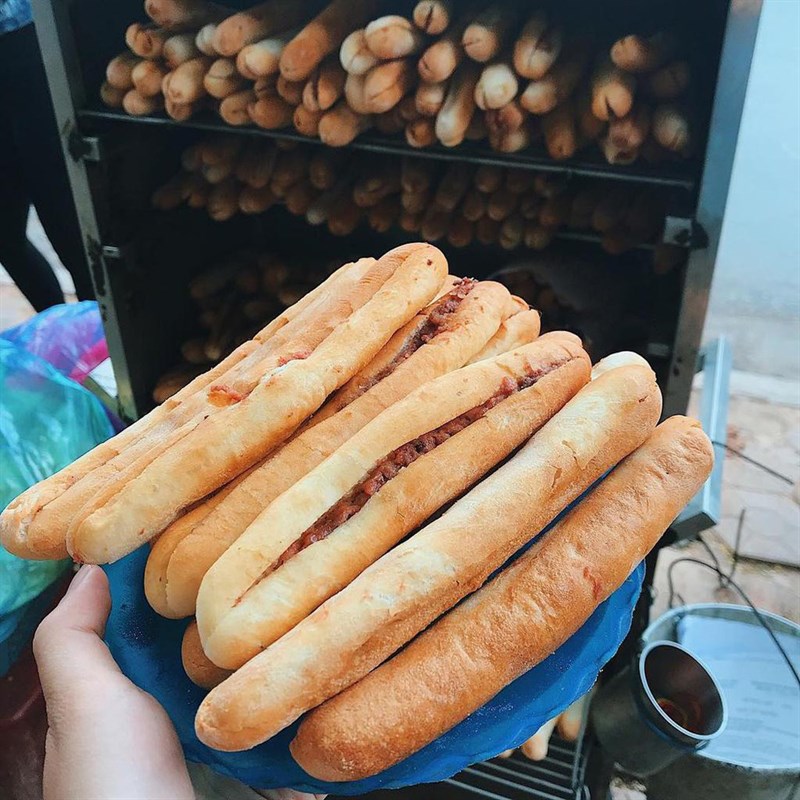 Bánh mì cay Hải Phòng là món ăn được mua về làm quà nhiều nhất.