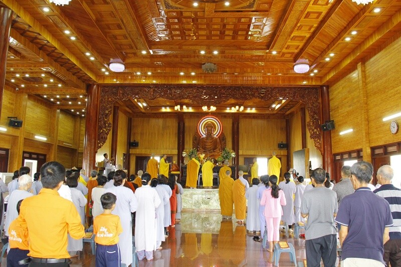 Chùa Diệu Pháp tọa lạc gần bờ sông Sài Gòn thuộc P.13 (Q.Bình Thạnh, TP.HCM), từ lâu đã được biết đến là ngôi chùa lớn tại TP.HCM. Vào những dịp lễ lớn, chùa thường tổ chức thả hoa đăng, phóng sinh thu hút sự tham gia của đông đảo Phật tử và người dân.
