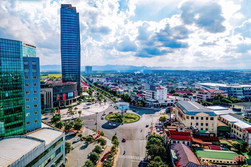 Sở hữu diện tích đất tự nhiên chỉ 56,54 km2, TP Hà Tĩnh (Hà Tĩnh) đứng ở vị trí thứ 6 trong bảng xếp hạng. Mặc dù có diện tích khá khiêm tốn, nhưng kể từ khi thành lập cho đến nay, thành phố đã trở thành động lực to lớn cho sự phát triển kinh tế, xã hội của tỉnh.