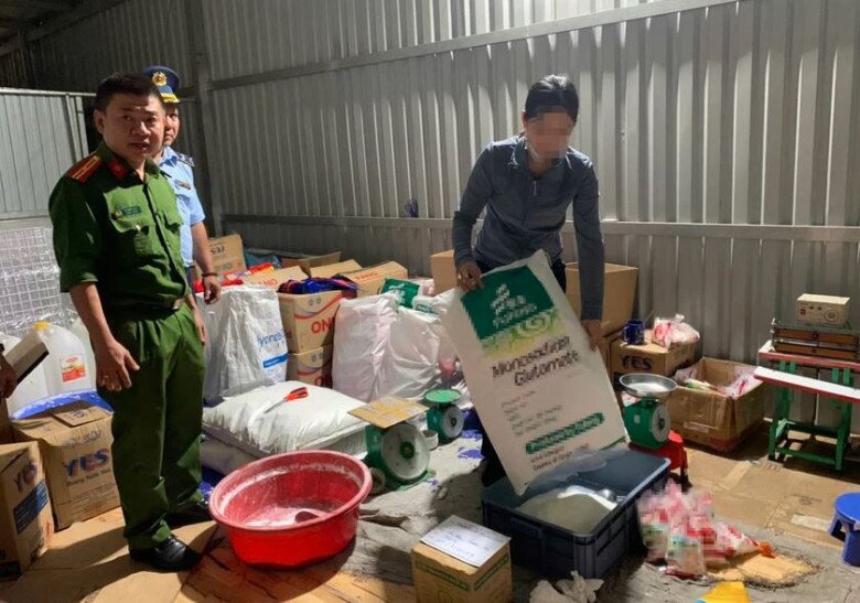 Lực lượng công an phát hiện người phụ nữ đang đóng gói các sản phẩm giả các thương hiệu nổi tiếng. Ảnh: CA