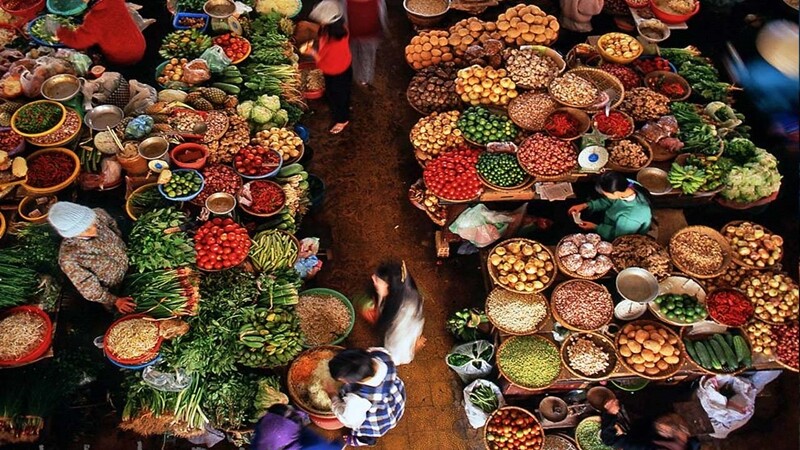 Chợ được yêu thích không chỉ vì nơi đây bày bán vô số mặt hàng khác nhau, mà còn có nhiều góc chụp ảnh vô cùng lãng mạn. Chợ hoạt động hầu như cả ngày lẫn đêm để phục vụ nhu cầu mua sắm cũng như tạo điều kiện thuận lợi cho mọi người khám phá. 
