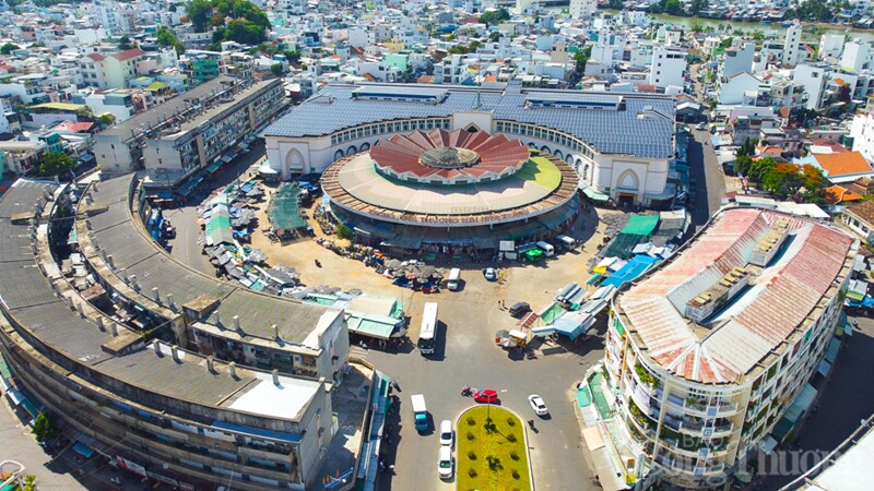 Chợ Đầm (Bến Chợ, Vạn Thạnh, TP Nha Trang, Khánh Hòa) chính là Trung tâm thương mại lớn của TP Nha Trang ngày nay. Chợ Đầm được xây dựng vào năm 1908, ban đầu chỉ là góc chợ được tụ họp trao đổi các loại hải sản đánh bắt được ở biển cùng các nguồn rau tự trồng. 
