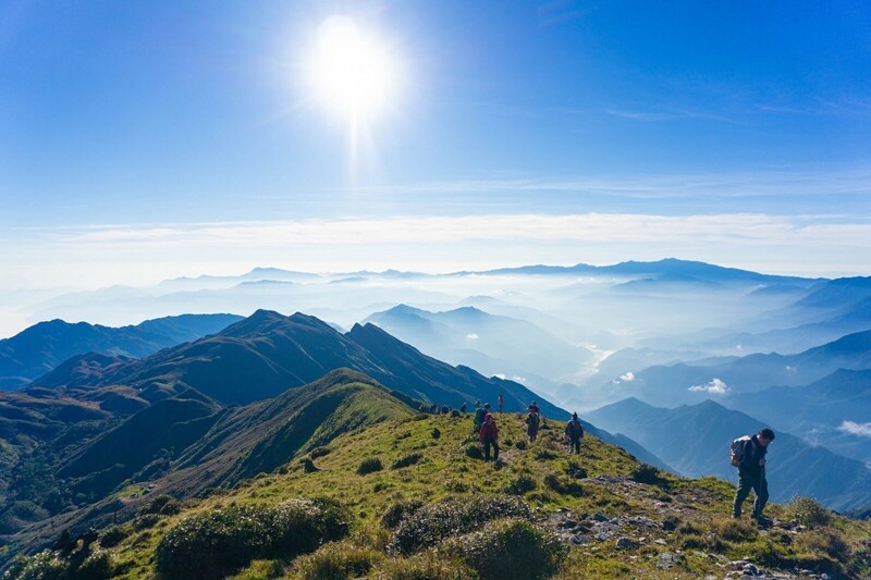 Đỉnh Tà Chì Nhù (Yên Bái) là ngọn núi cao thứ 7 của Việt Nam ở độ cao 2.979m. Ngọn núi này được biết đến là một trong những địa điểm săn mây lý tưởng, nhiều người còn ưu ái đặt cho đỉnh Tà Chì Nhù cái tên “Thiên đường mây nơi hạ giới”. 
