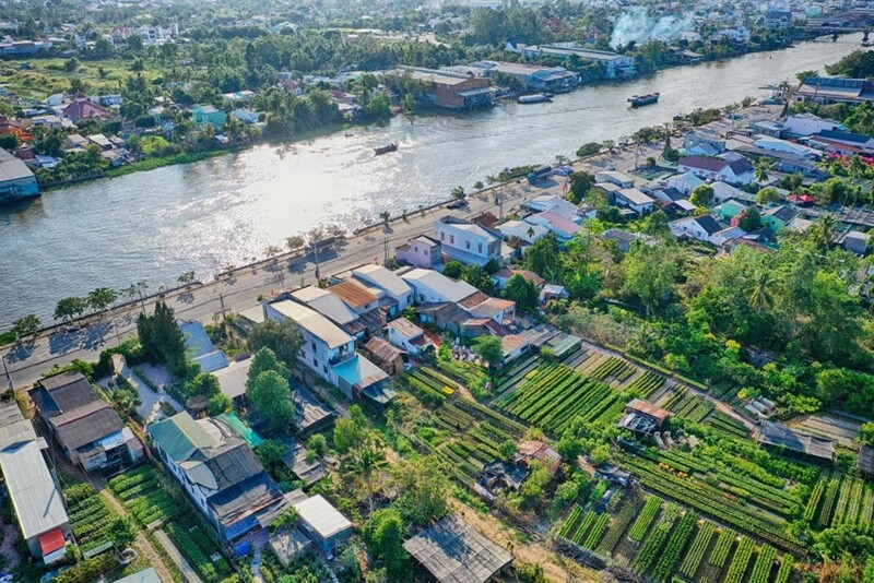 Với diện tích tự nhiên 59,81 km2, TP Sa Đéc (Đồng Tháp) được xếp vào top 7. Vùng đất Sa Đéc có tuổi đời trên 300 năm, được biết đến là đô thị lâu đời nhất của tỉnh Đồng Tháp. Đây là đô thị loại II, trung tâm kinh tế, tài chính, văn hóa và giáo dục của tỉnh Đồng Tháp.