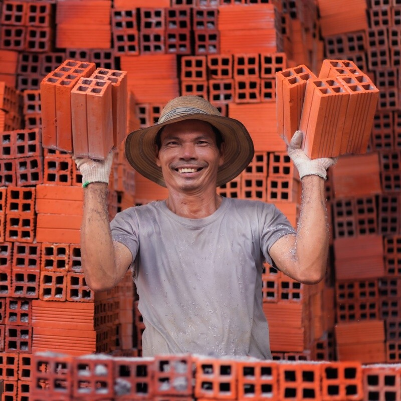 Tại những lò gạch truyền thống, người công nhân vẫn hăng say lao động không ngừng nghỉ để tạo ra những sản phẩm gạch ngói thủ công tinh xảo. Họ được ví như những người “giữ lửa” trong quá trình công nghiệp hóa, hiện đại hóa. 
