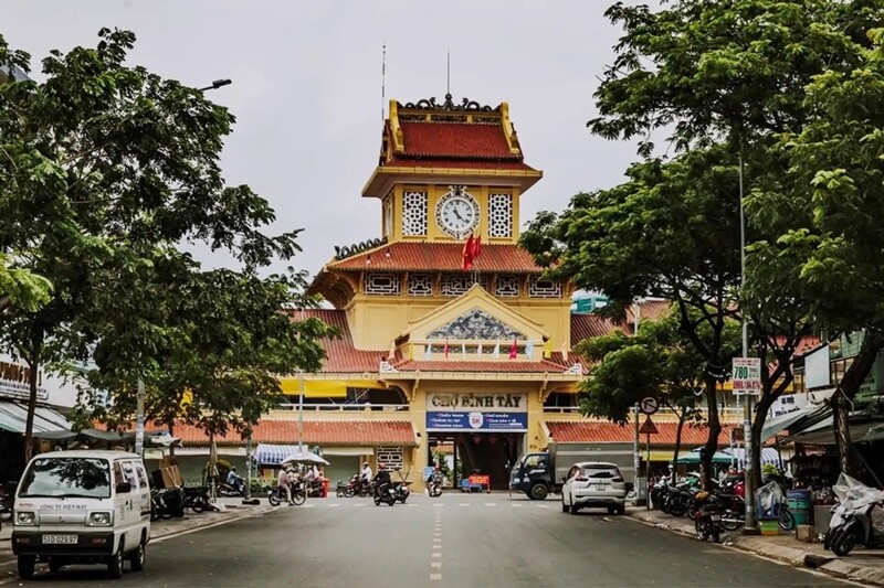 Chợ Lớn hay chợ Bình Tây (Tháp Mười, P.2, Q.6, TP.HCM) là khu chợ nổi tiếng và lâu đời ở Sài Gòn Sở hữu lối kiến trúc đậm chất Á Đông. Người địa phương xem chợ Lớn như là trung tâm thứ 2 của Sài Gòn, bởi nơi đây luôn diễn ra các hoạt động giao thương tấp nập. 

