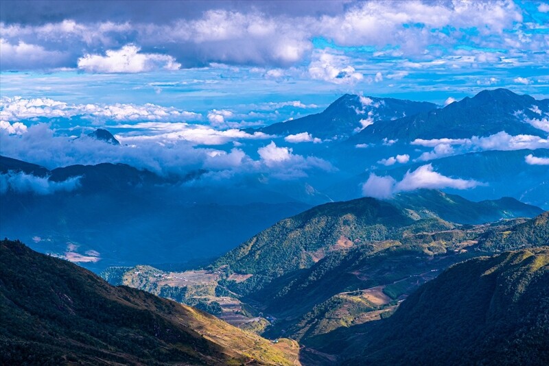 Nhìu Cồ San (Lào Cai) là ngọn núi cao thứ 9 của Việt Nam với độ cao 2965m. Đỉnh cao này là một trong những địa điểm còn hoang sơ với những cánh rừng nguyên sinh và thảm thực vật phong phú. Từ cao nhìn xuống có thể chiêm ngưỡng được toàn bộ phong cảnh núi non hùng vĩ.
