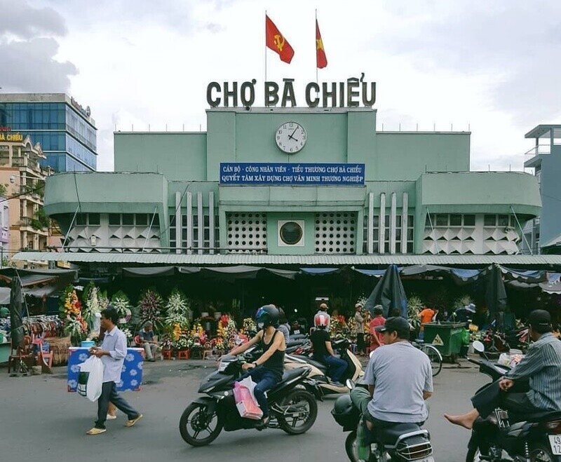 Chợ Bà Chiểu (P.1, Q.Bình Thạnh, TP.HCM) là một trong những trung tâm mua sắm sầm uất ở Sài Gòn. Chợ không chỉ nổi tiếng là nơi tập trung các điểm ăn uống với nhiều món ngon đặc sắc, mà còn được mệnh danh là “thiên đường đồ si” với mức giá siêu rẻ. 
