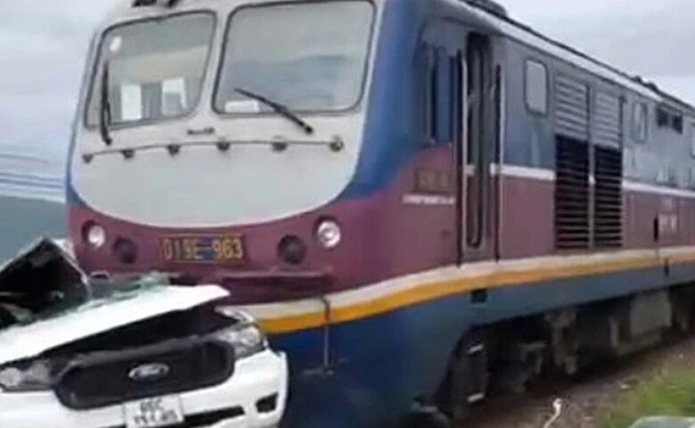Vụ tai nạn tàu hỏa tông ôtô khiến đường sắt Bắc Nam gián đoạn.