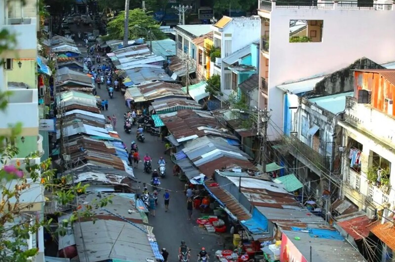 Ngoài các mặt hàng si, chợ Bà Chiểu còn buôn bán rất nhiều các nguồn hàng từ khắp nơi đổ về. Các mặt hàng đa dạng, từ mẫu mã, kiểu dáng cho đến chất lượng. Từ những mặt hàng giá rẻ, tầm trung tới hàng cao cấp, chợ Bà Chiều đều không thiếu. 
