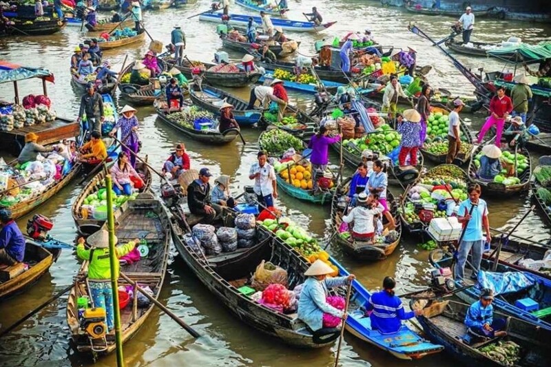 Nơi đây buôn bán đủ mọi mặt hàng, chủ yếu là các loại hoa quả nổi tiếng miền Tây. Mỗi thuyền sẽ bán nhiều loại trái cây và hàng hóa. Tới đây, mọi người sẽ nhìn thấy bạt ngàn màu sắc từ trái cây, rau củ trên nền sông nước bao la.