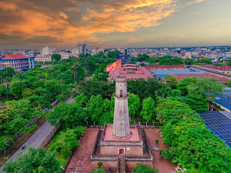 Với diện tích 46,4 km2, TP Nam Định (Nam Định) là cái tên đứng ở vị trí thứ 2. Nam Định là một trong những thành phố đầu tiên được Pháp lập ra tại Liên bang Đông Dương, đến nay đã có hơn 750 năm tuổi, hiện là đô thị loại I.