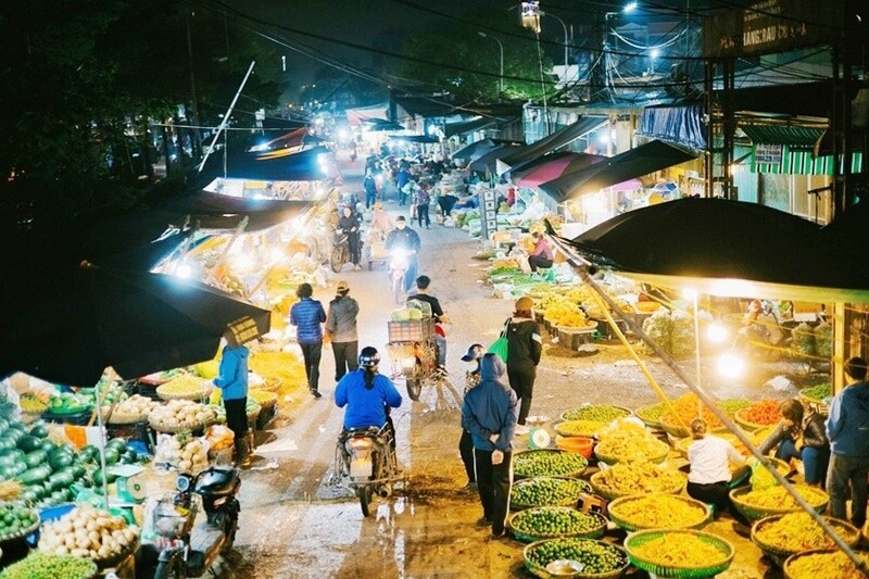 Chợ Long Biên bán nhiều mặt hàng, từ hoa, lương thực thực phẩm, đồ tươi sống cho nội thành Hà Nội và các vùng lân cận. Những người lao động tại chợ Long Biên luôn cần mẫn từ sáng đến đêm để có thể đảm bảo cung cấp đủ hàng cho các mối lấy được nguồn hàng chất lượng nhất.