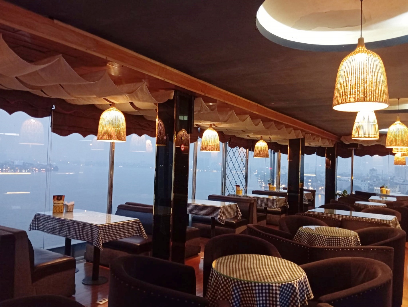 Avalon là quán cafe bên bờ hồ ghi điểm trong lòng du khách.