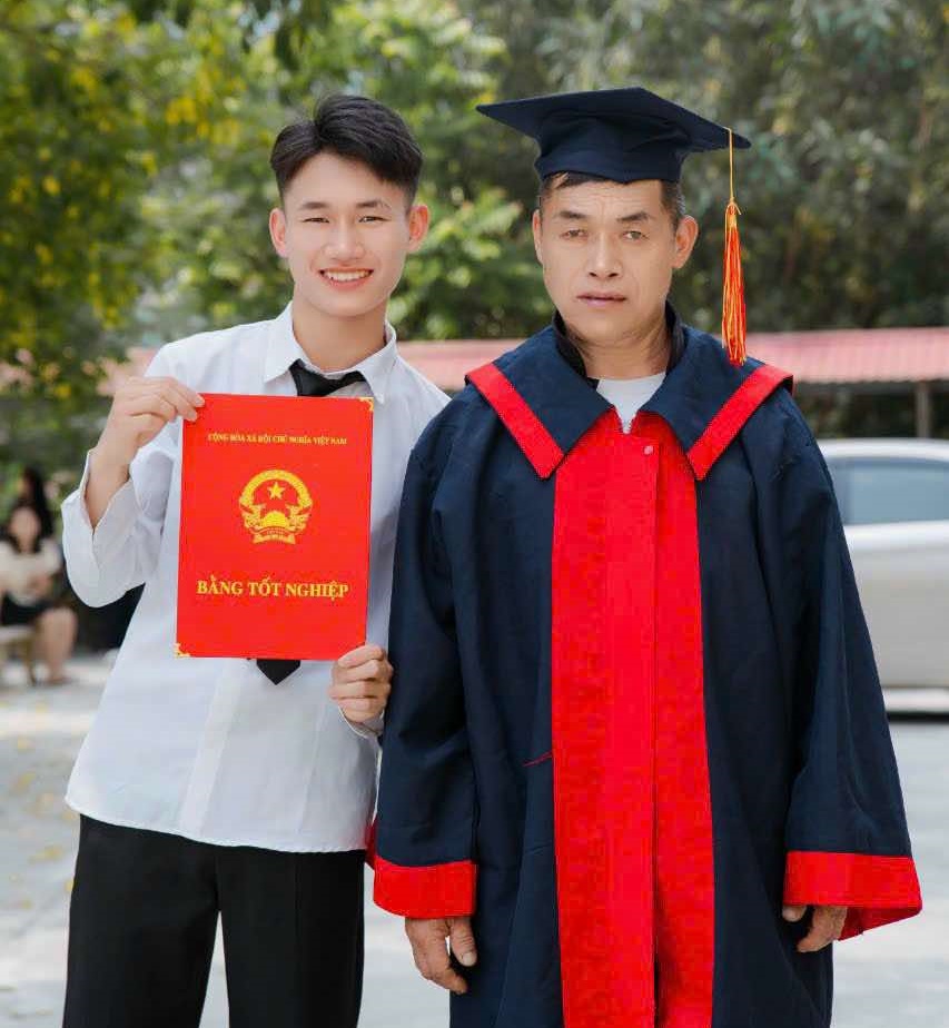 Nam sinh ở Hà Giang tự tay mặc áo tốt nghiệp cho bố mẹ: amp;#34;Ngày con trưởng thành là ngày cả nhà hạnh phúcamp;#34; - 3