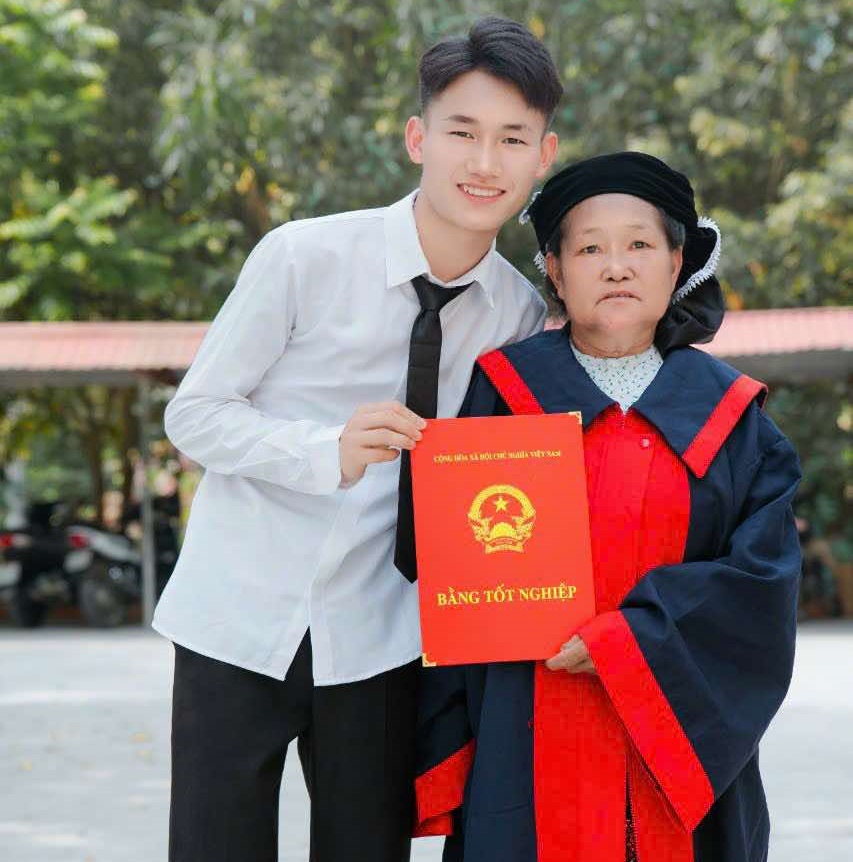 Nam sinh ở Hà Giang tự tay mặc áo tốt nghiệp cho bố mẹ: amp;#34;Ngày con trưởng thành là ngày cả nhà hạnh phúcamp;#34; - 2