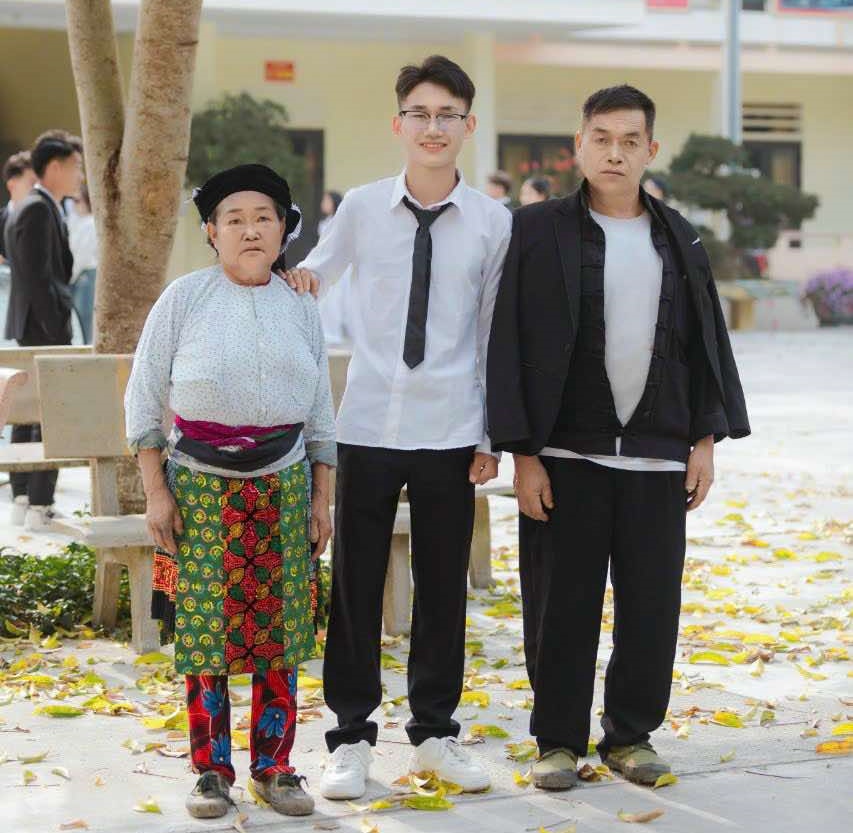Nam sinh ở Hà Giang tự tay mặc áo tốt nghiệp cho bố mẹ: amp;#34;Ngày con trưởng thành là ngày cả nhà hạnh phúcamp;#34; - 1