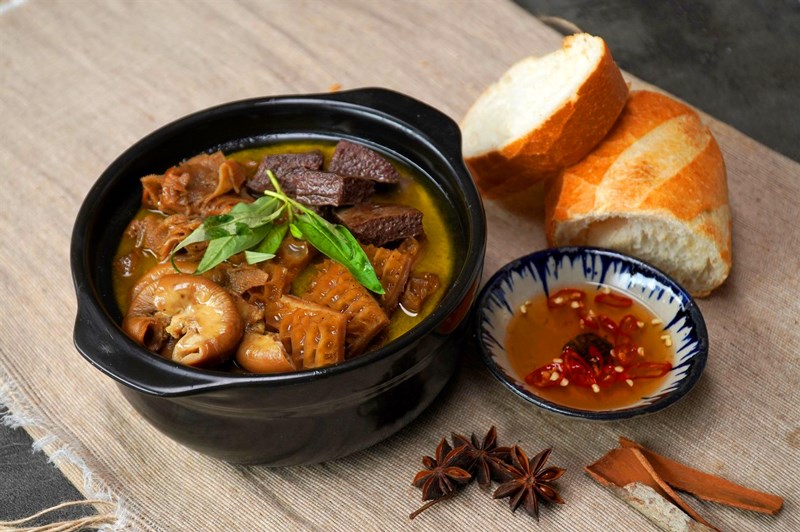 Hãy thưởng thức bánh mì phá lấu khi tới Sài Gòn.