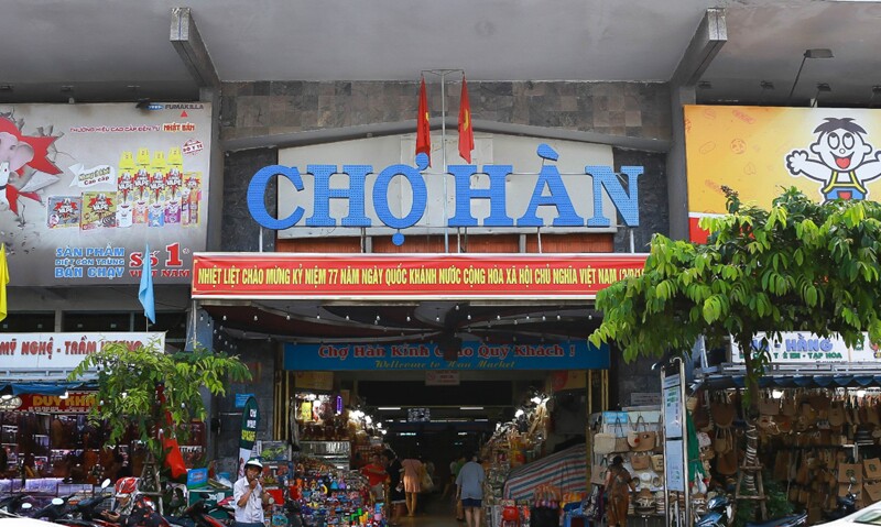 Chợ Hàn (Bạch Đằng, Hải Châu, Đà Nẵng) được thành lập từ năm 1900, nằm bên cạnh sông Hàn lãng mạn, một vị trí đắc địa rất gần trung tâm thành phố. Đây là một trong những khu chợ du lịch nổi tiếng nhất Đà Nẵng luôn đông vui, náo nhiệt với đủ mọi mặt hàng. 