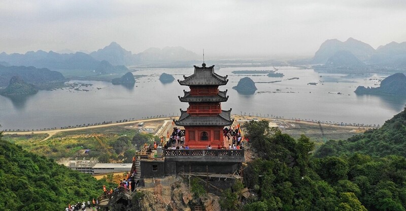 Chùa Hương là cách nói trong dân gian, trên thực tế, chùa Hương hay Hương Sơn là cả một quần thể văn hóa - tôn giáo Việt Nam. Nơi đây bao gồm hàng chục ngôi chùa thờ Phật, vài ngôi đền thờ thần, các ngôi đình thờ tín ngưỡng nông nghiệp. 
