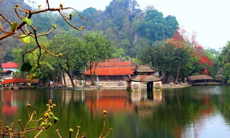 Chùa Thầy (chân núi Sài Sơn, huyện Quốc Oai, Hà Nội) là ngôi chùa cổ xếp thứ 5 Việt Nam. Chùa được xây dựng dưới thời Lý, lịch sử chùa Thầy gắn với giai thoại về cuộc đời nhà sư Từ Đạo Hạnh. Núi Sài Sơn có tên Nôm là núi Thầy, nên chùa được gọi là chùa Thầy.
