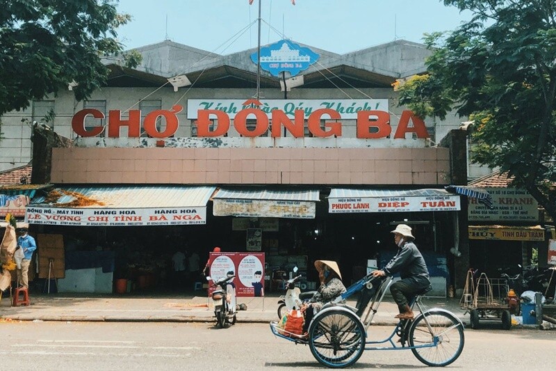 Chợ Đông Ba (Trần Hưng Đạo, TP Huế, Thừa Thiên Huế) được xây dựng từ đầu thế kỷ 19, là chợ lâu đời và lớn nhất tại miền Trung. Trải qua nhiều thăng trầm lịch sử, cho đến hiện nay ngôi chợ này đã khang trang và sầm uất hơn với đa dạng mọi mặt hàng. 
