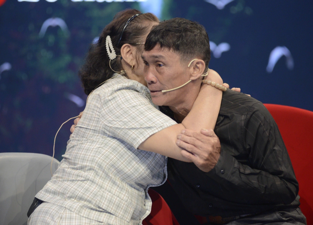 Giây phút đoàn tụ, cả hai nghẹn ngào trong nước mắt.