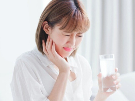 Tại sao đánh răng thường xuyên vẫn ê buốt răng?