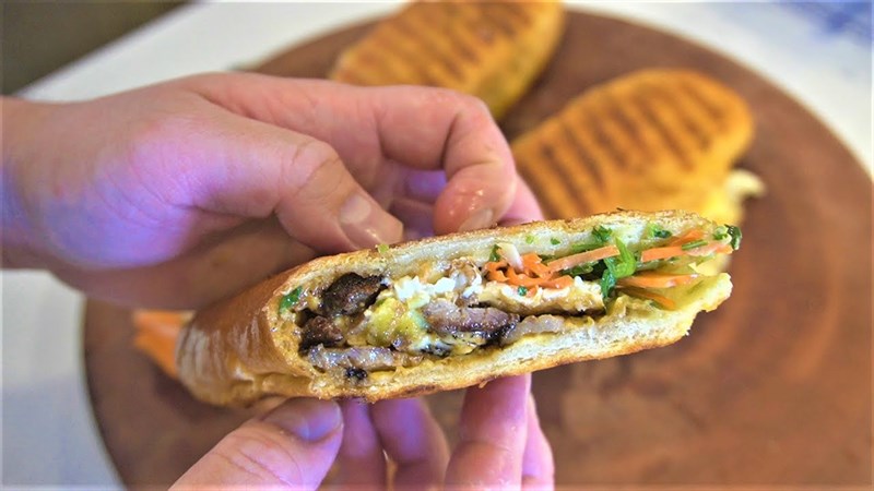Bánh mì ép ở Huế thơm ngon và rất đặc biệt.